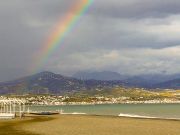 Torre del Mar meri ranta ja sateenkaari 